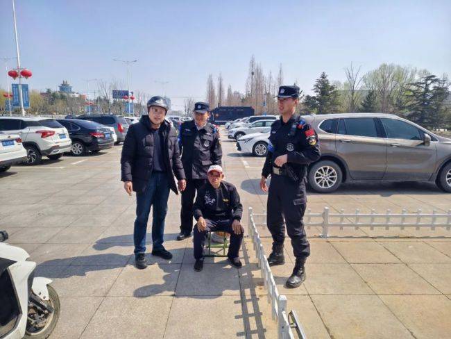 雷锋精神传承都是家中宝，一定要看好！青岛莱西民警连续救助两位老人