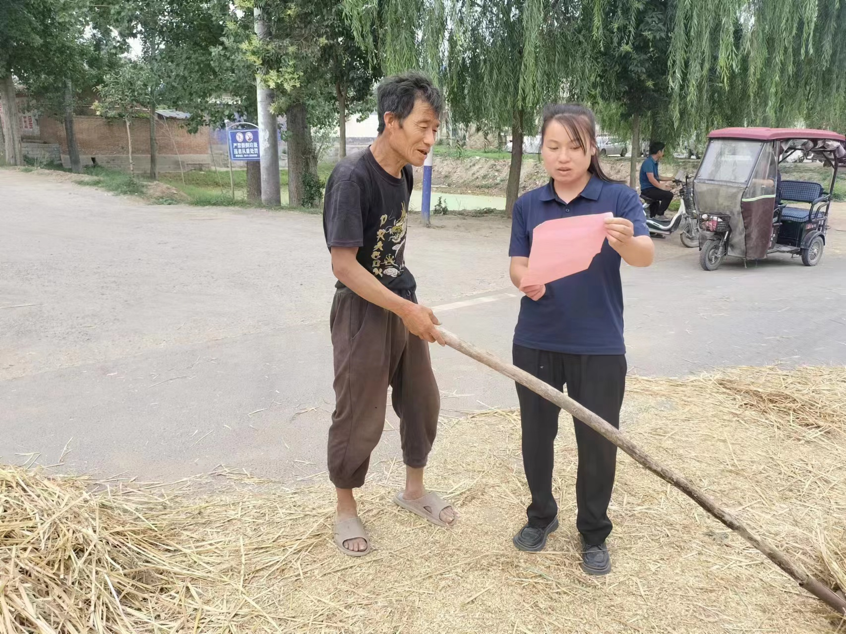 河南省兰考县闫楼乡：闫楼乡网格员宣传“秸秆禁烧”工作