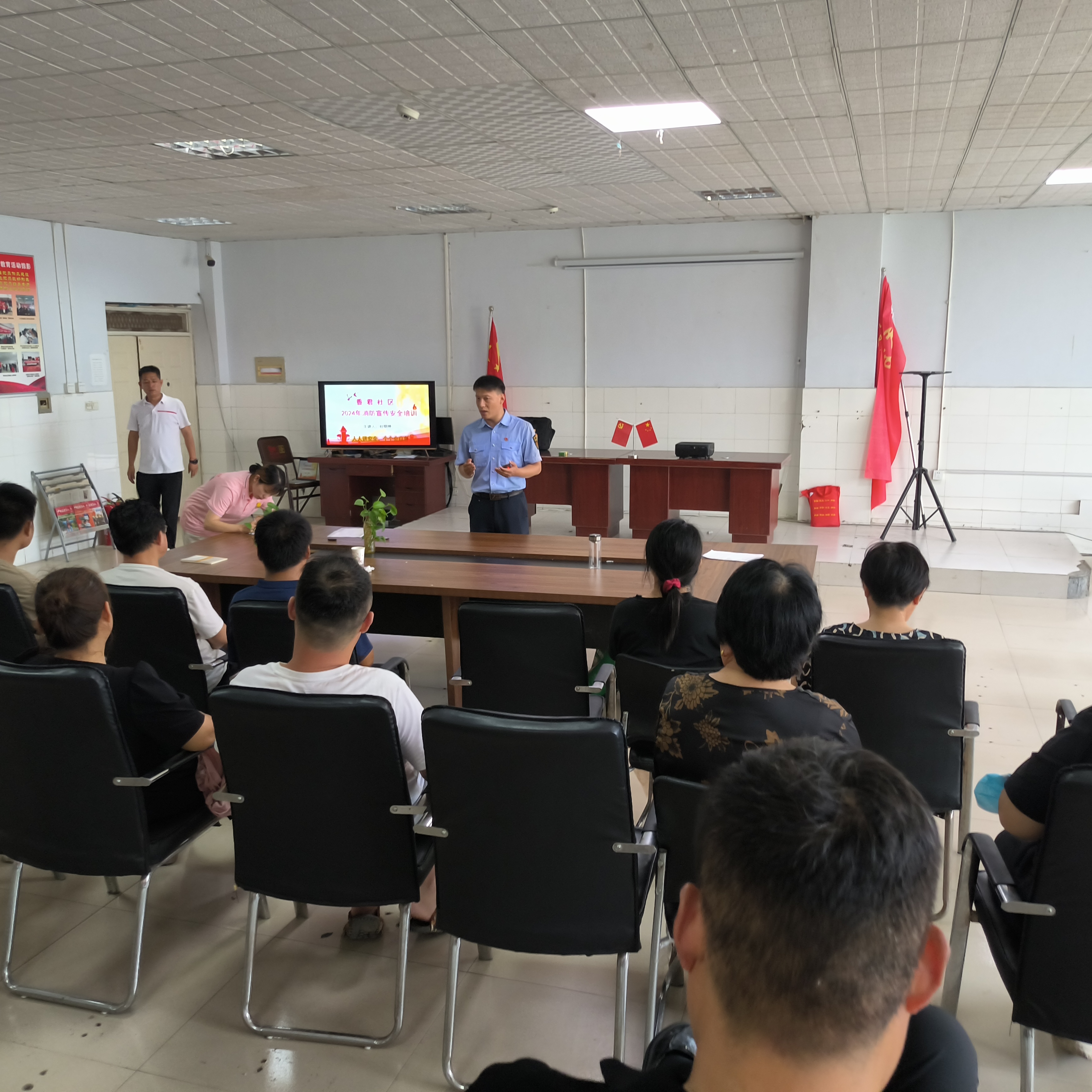 商丘市睢阳区文化街道办事处香君社区组织组织辖区商户开展消防安全知识培训