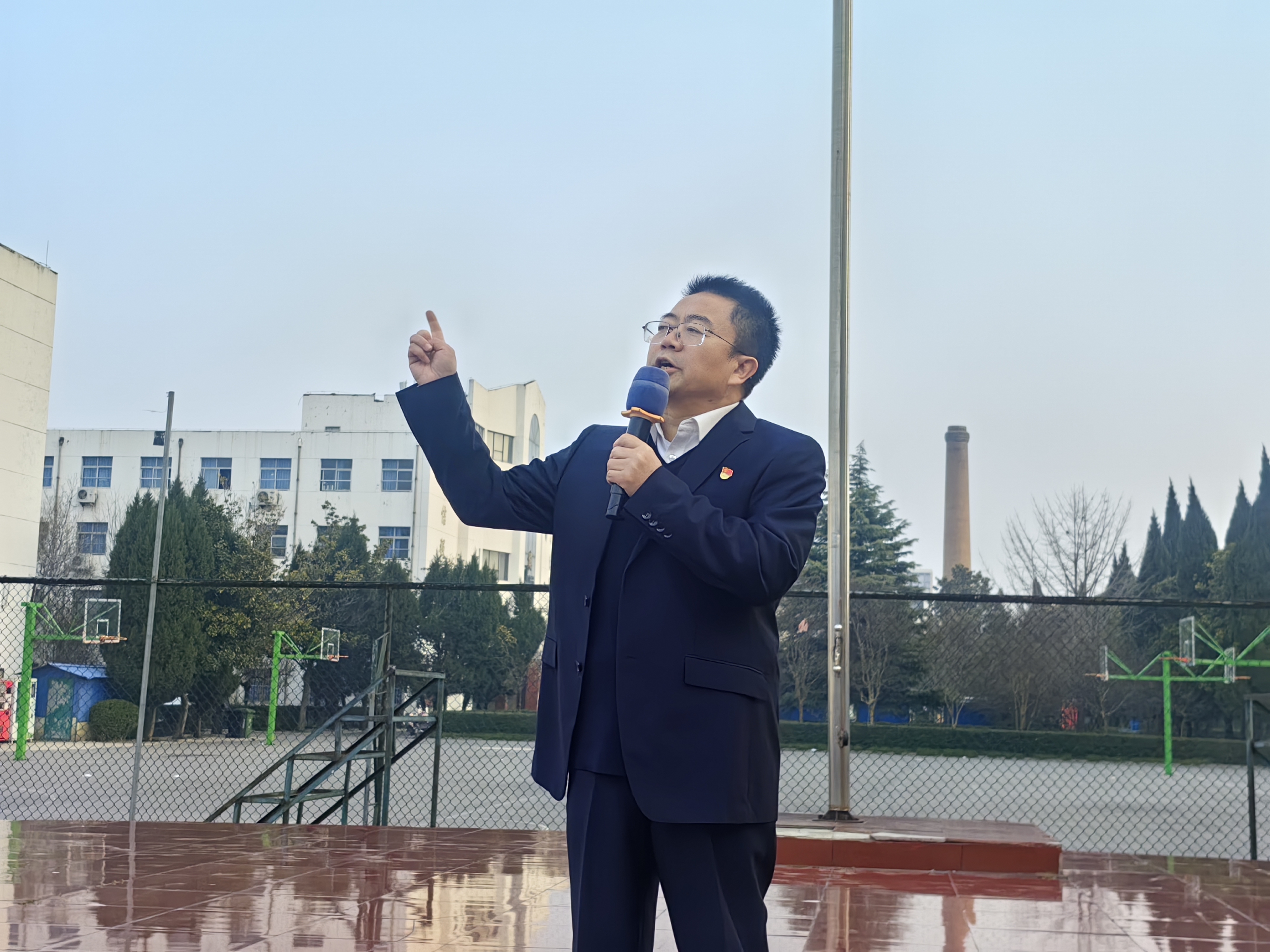商丘四高举行升旗仪式，开启校园新征程