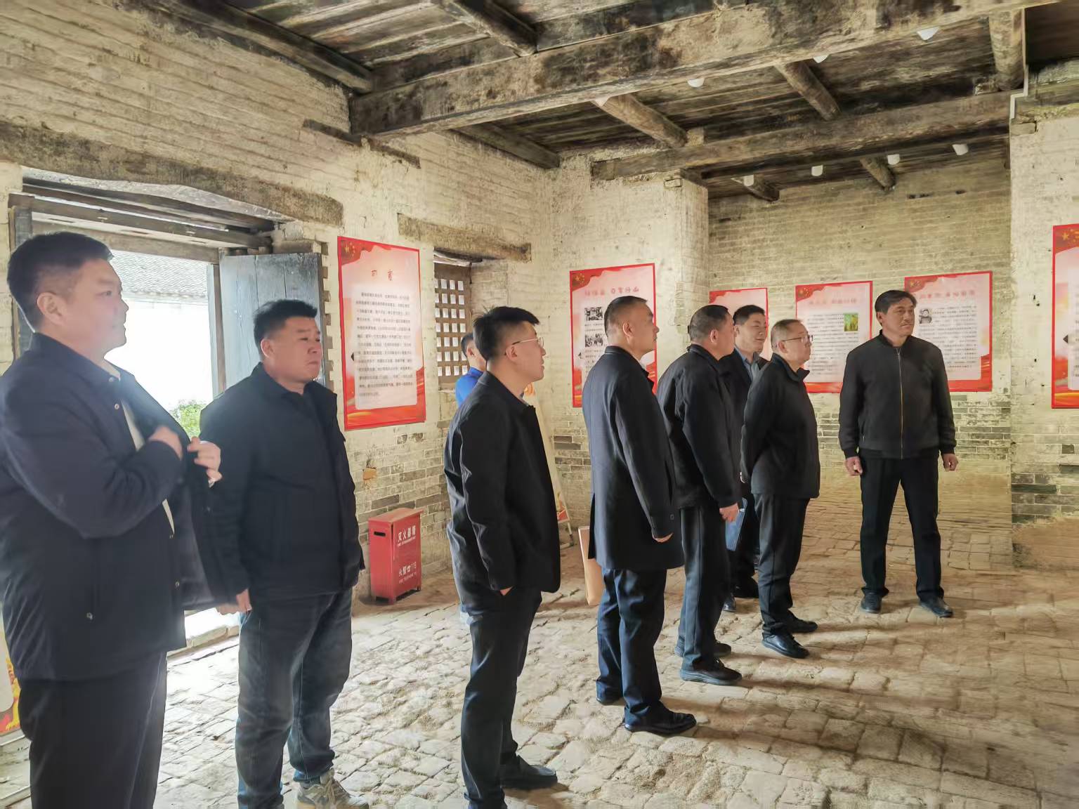 中原银行商丘分行负责人郭战伟赴睢县匡城镇帮扶村调研慰问