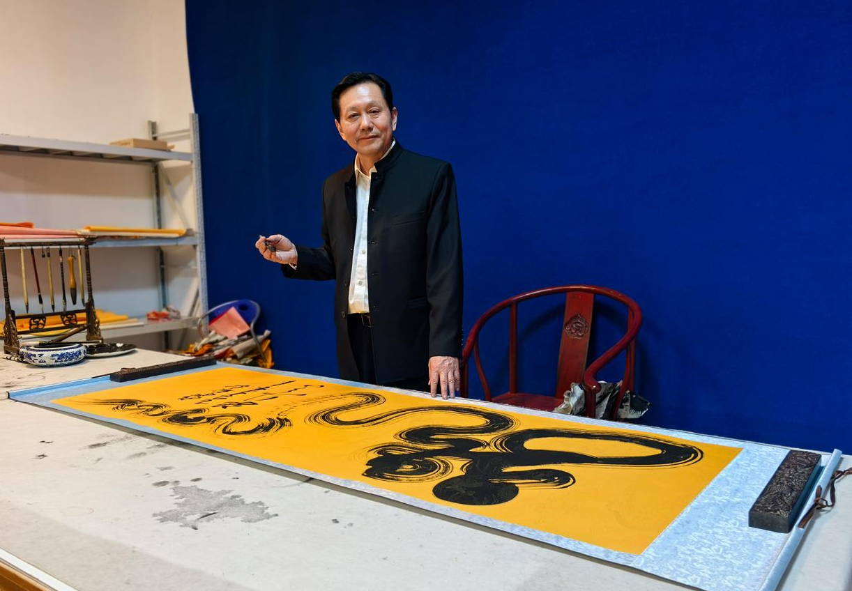 震撼“一笔龙”创始人张龙翔书法高价落槌，引燃艺术收藏热潮
