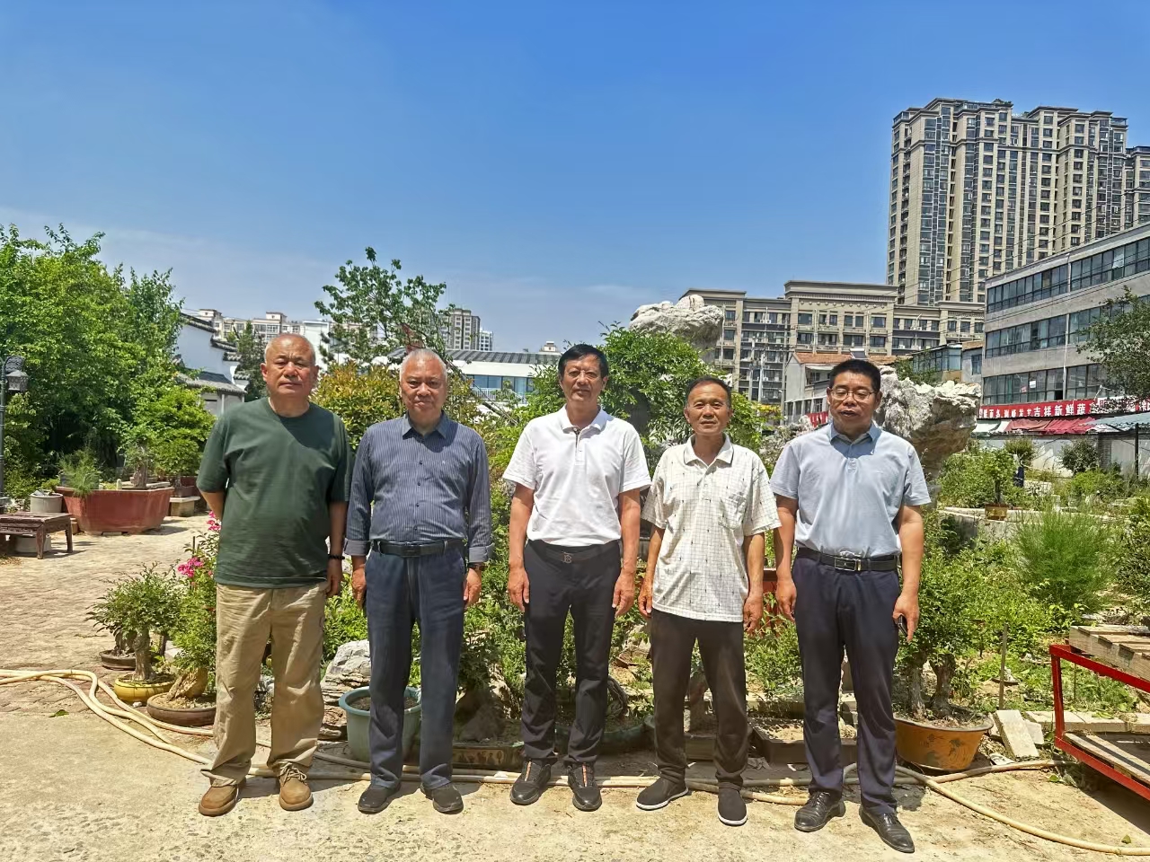 中花协盆景分会会长施勇如赴商丘市附石盆景园调研考察
