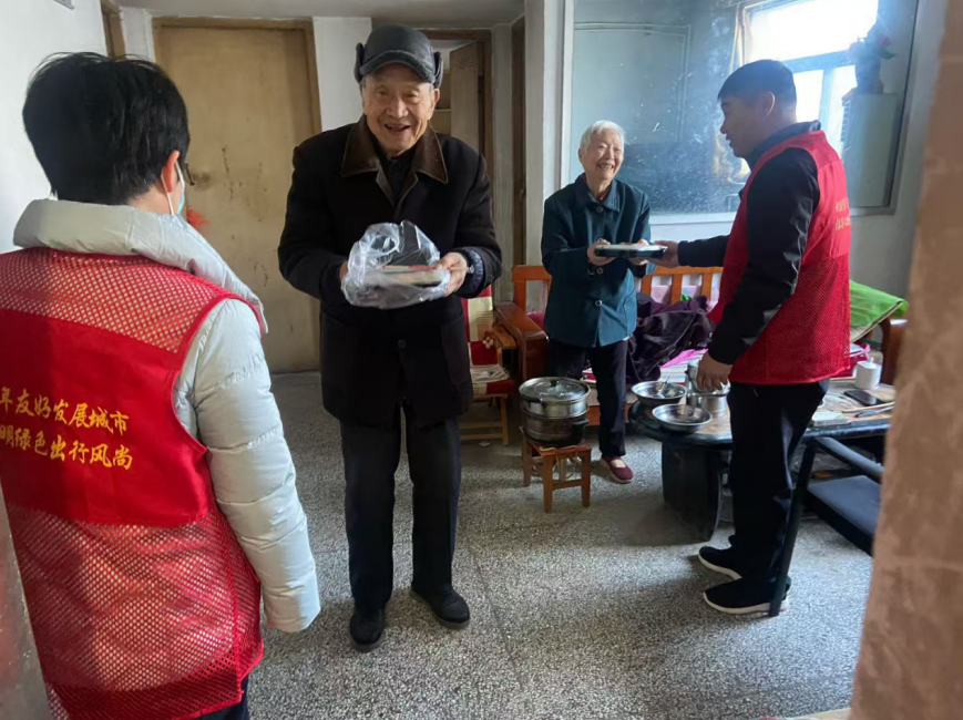 金桥街道民政所联合香君社区开展爱心助餐活动