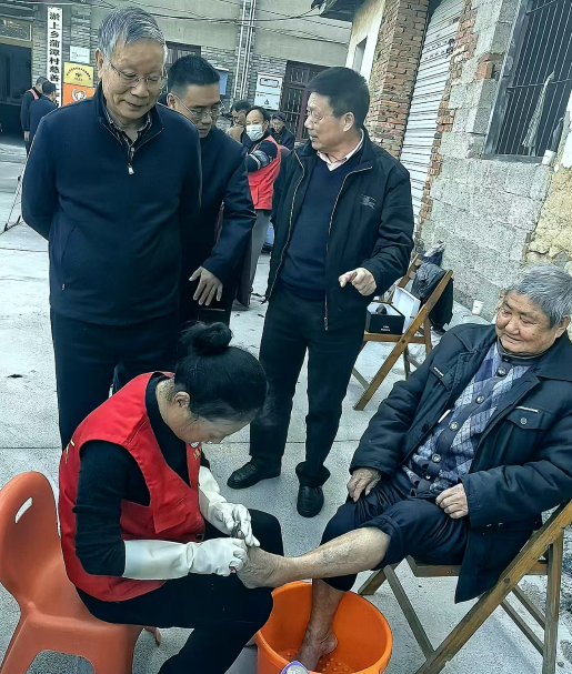 陈加元 齐育华等领导称赞 庆元慈善义工用实际行动温暖老人心