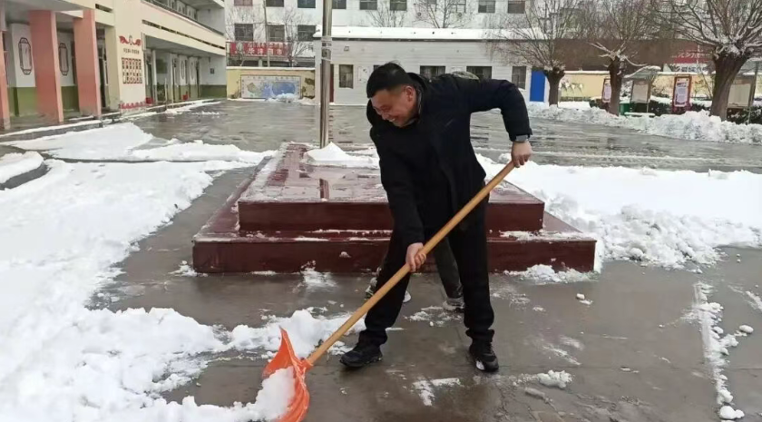雪映初心    情暖校园——李庄一中领导班子带头除雪保障师生安全返校
