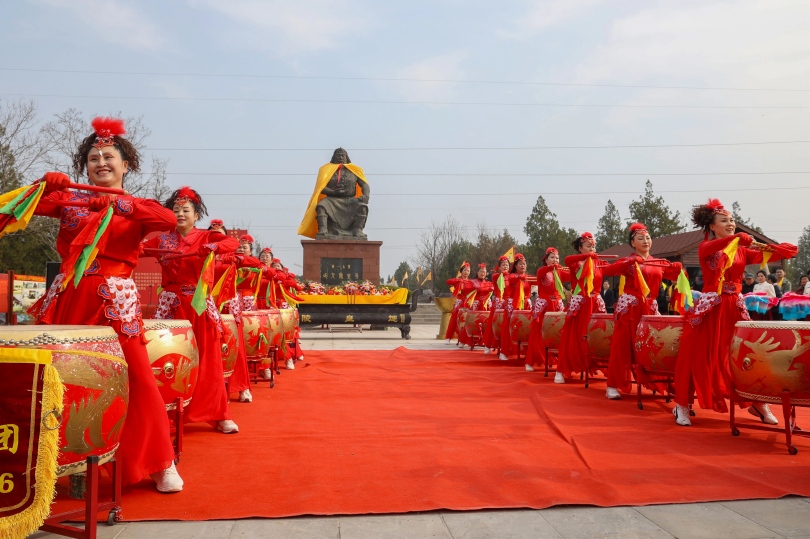 商丘市姓氏文化研究会张姓委员会参加二月二拜谒燧皇陵活动，并为捐赠的香樟树举行揭幕