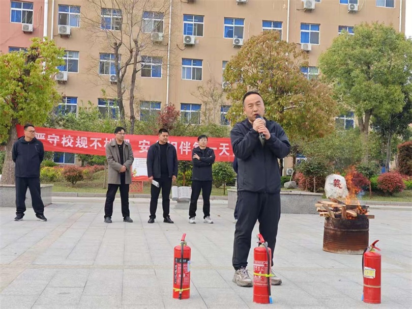 筑牢安全防线 护航校园平安  ——虞城县完全中学开展高二师生消防安全逃生演练
