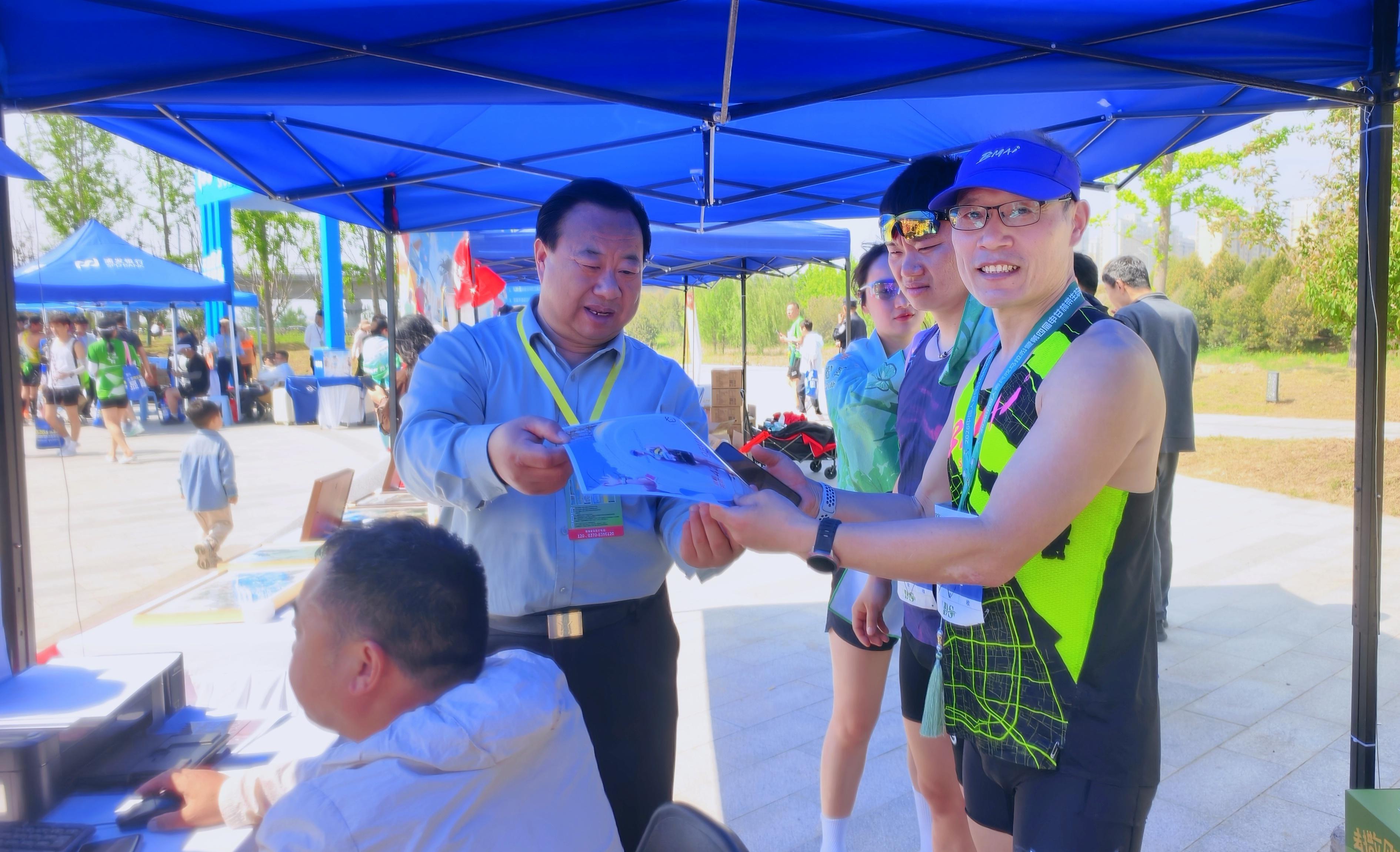 　民权县摄影家协会为马拉松跑友免费打印照片