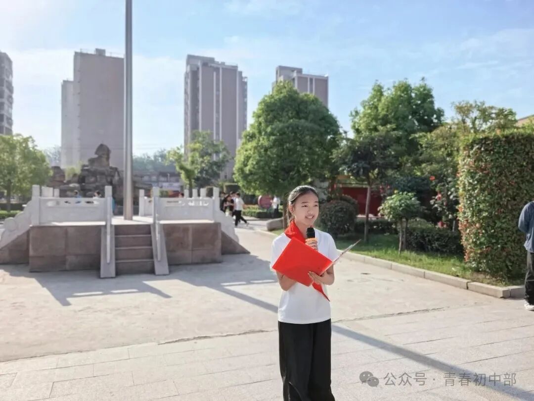 高举队旗跟党走   做新时代好少年  ——虞城中学初中部举行升旗仪式