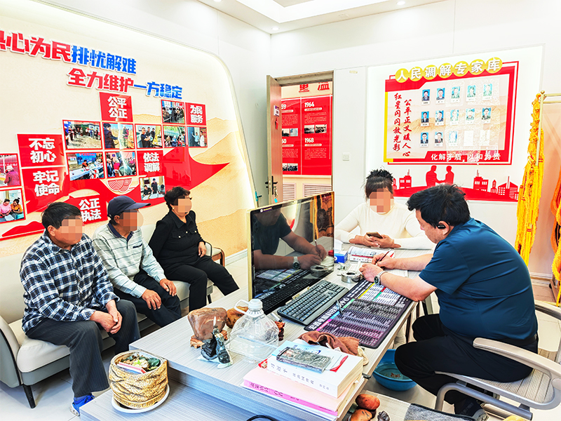 　　新疆生产建设兵团第五师八十三团人民调解委员会：  　　“薪”系农民工 暖心调