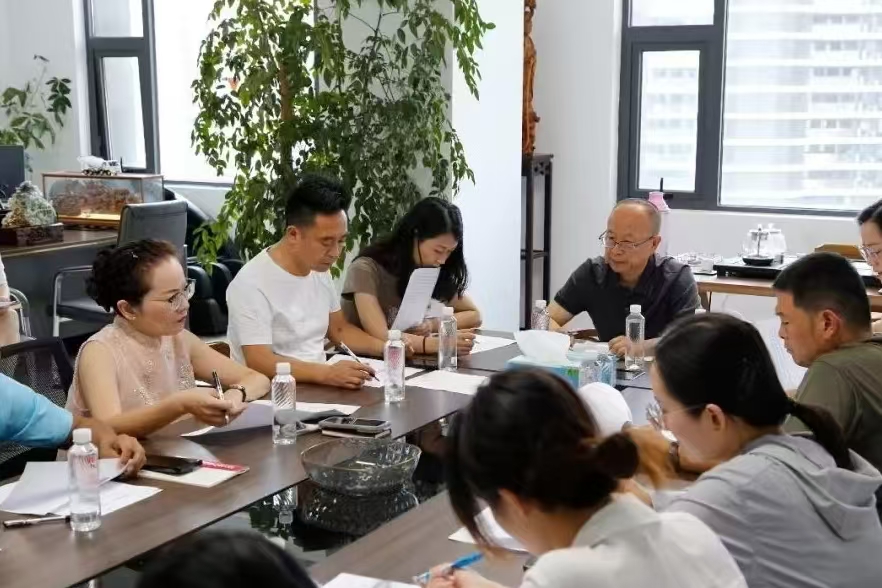 莲都慈善确保每一笔善款    送到最需要帮助人的手中   