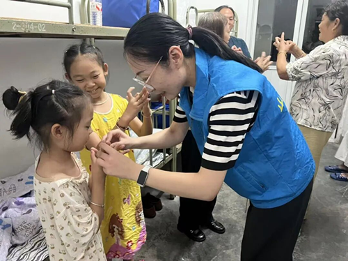 遂昌慈善志愿服务队 深入防台安置点传递温情