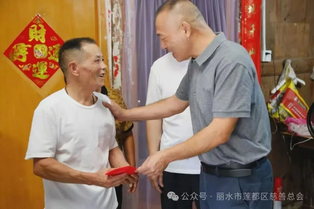 冲锋“抗台”一线 心系群众保平安 ----陈江涛主任慰问“抗台”一线受伤者周益忠